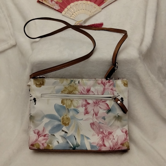 Bueno crossbody bag. 7 1/2 x 10". - Picture 2 of 5